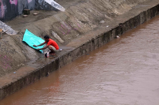 Memantau permukaan air Sungai Ciliwung yang terus meningkat