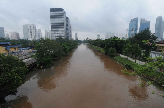 Memantau permukaan air Sungai Ciliwung yang terus meningkat