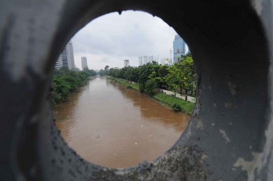 Memantau permukaan air Sungai Ciliwung yang terus meningkat