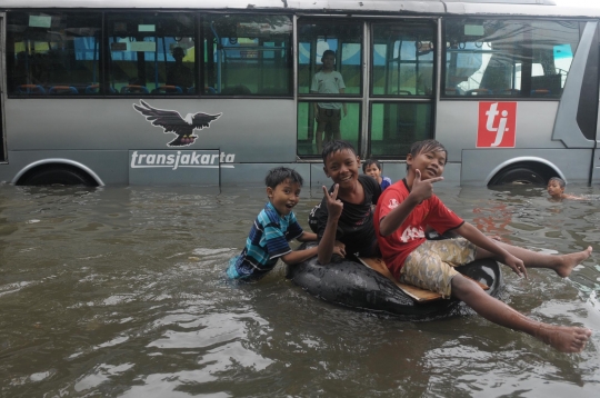 Ketika banjir di Gunung Sahari jadi 'water boom' dadakan