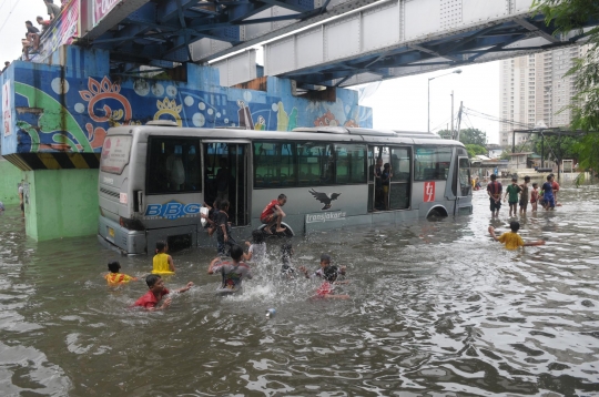 Ketika banjir di Gunung Sahari jadi 'water boom' dadakan