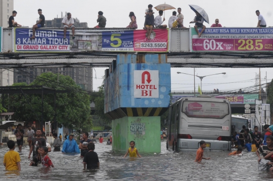 Ketika banjir di Gunung Sahari jadi 'water boom' dadakan