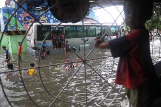 Ketika banjir di Gunung Sahari jadi 'water boom' dadakan