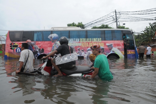 Ketika banjir di Gunung Sahari jadi 'water boom' dadakan