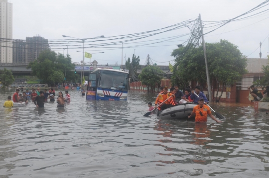 Ketika banjir di Gunung Sahari jadi 'water boom' dadakan