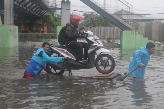 Ketika banjir di Gunung Sahari jadi 'water boom' dadakan