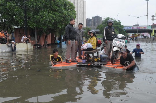 Ketika banjir di Gunung Sahari jadi 'water boom' dadakan