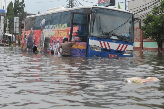 Ketika banjir di Gunung Sahari jadi 'water boom' dadakan