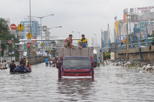 Ketika banjir di Gunung Sahari jadi 'water boom' dadakan