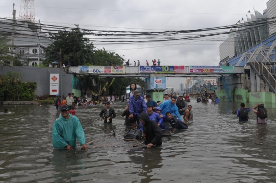 Ketika banjir di Gunung Sahari jadi 'water boom' dadakan