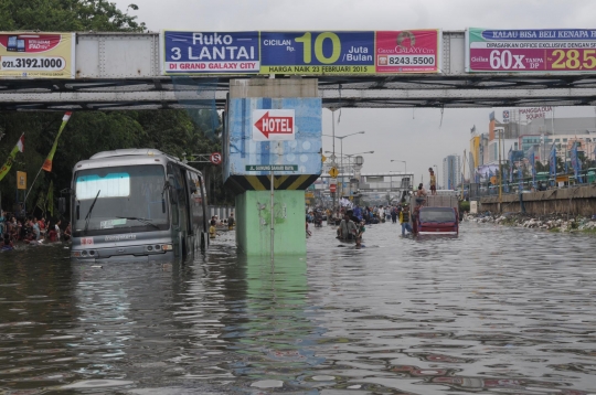 Ketika banjir di Gunung Sahari jadi 'water boom' dadakan