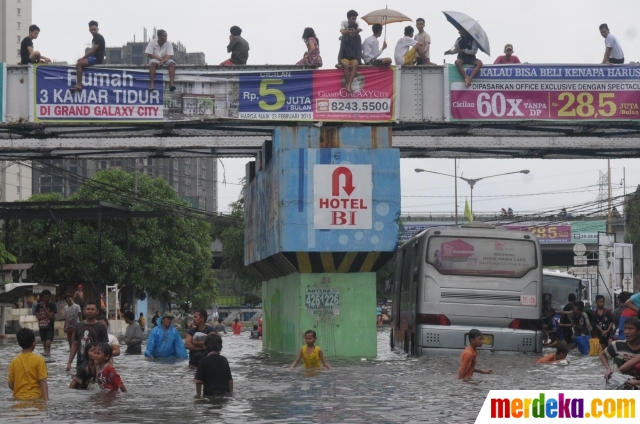 Foto : Ketika banjir di Gunung Sahari jadi 'water boom 