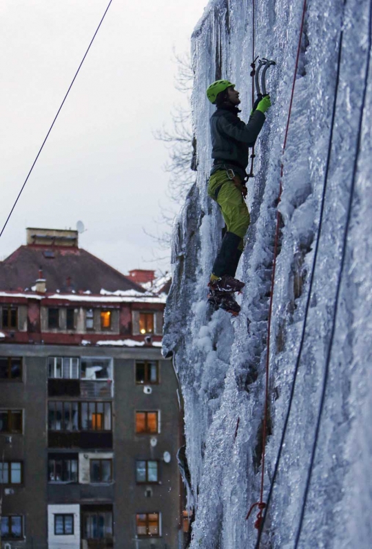Aksi ekstrem pria Ceko panjat dinding beku di Liberec