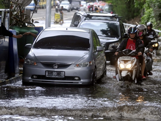 Jalanan Grogol kebanjiran, Tol Pluit-Slipi dibuka bagi sepeda motor