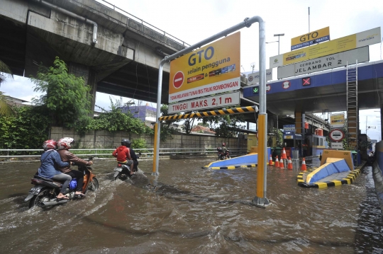 Jalanan Grogol kebanjiran, Tol Pluit-Slipi dibuka bagi sepeda motor