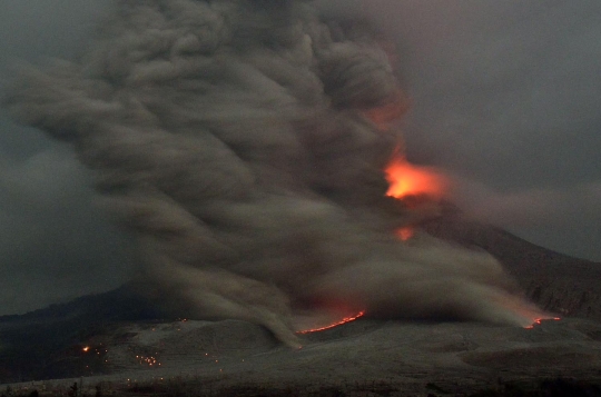 Potret dahsyat erupsi Gunung Sinabung, letusan abu hingga 3,5 km