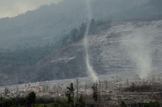 Potret dahsyat erupsi Gunung Sinabung, letusan abu hingga 3,5 km