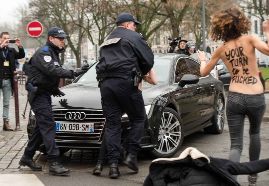 Aksi heboh wanita Femen setengah bugil hadang mobil mantan bos IMF