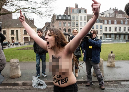 Aksi heboh wanita Femen setengah bugil hadang mobil mantan bos IMF