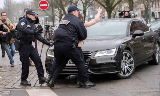 Aksi heboh wanita Femen setengah bugil hadang mobil mantan bos IMF