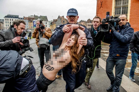 Aksi heboh wanita Femen setengah bugil hadang mobil mantan bos IMF