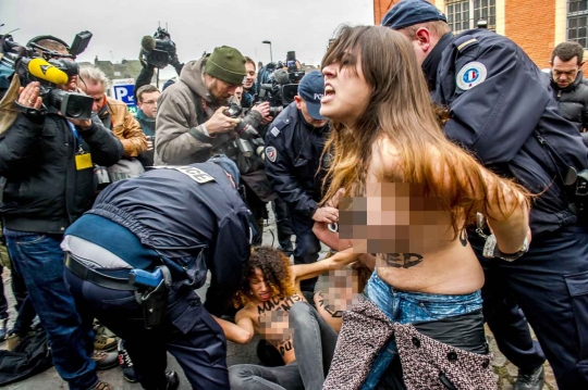 Aksi heboh wanita Femen setengah bugil hadang mobil mantan bos IMF