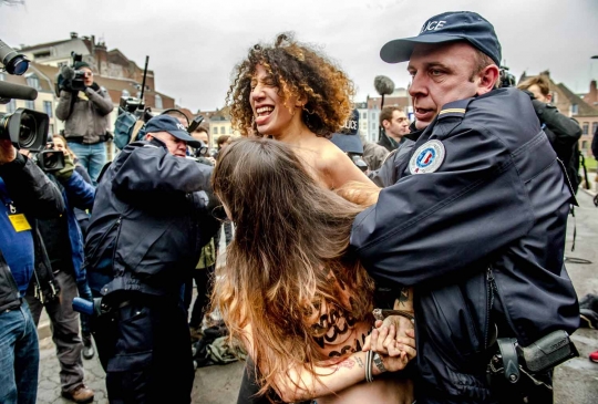 Aksi heboh wanita Femen setengah bugil hadang mobil mantan bos IMF