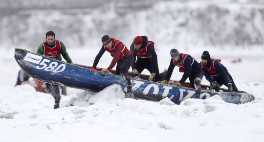 Menantang dingin dengan balapan kano di sungai es