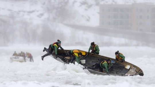 Menantang dingin dengan balapan kano di sungai es