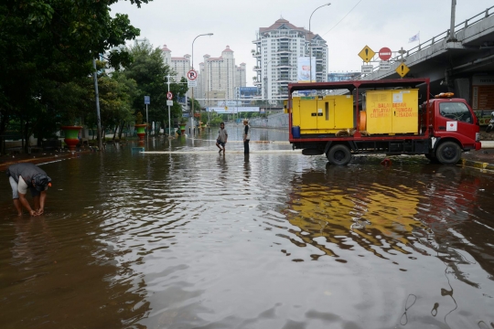 Dua pompa dari PU keringkan banjir di Grogol
