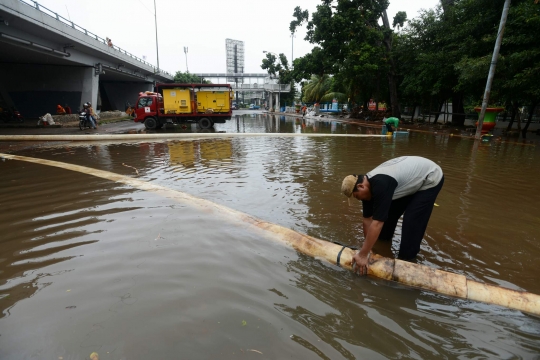 Dua pompa dari PU keringkan banjir di Grogol
