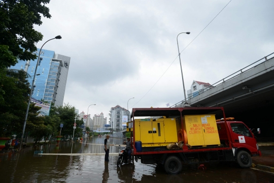 Dua pompa dari PU keringkan banjir di Grogol