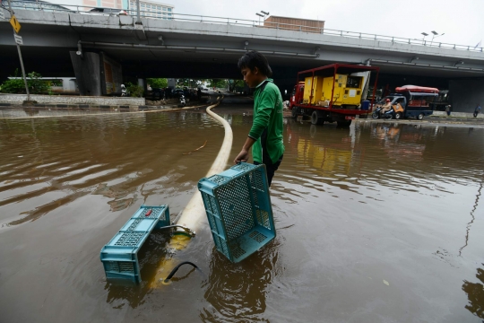 Dua pompa dari PU keringkan banjir di Grogol