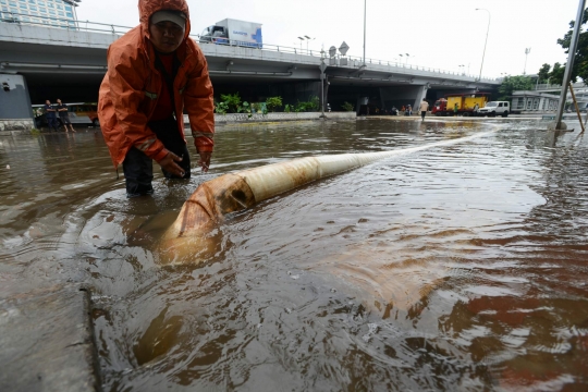 Dua pompa dari PU keringkan banjir di Grogol