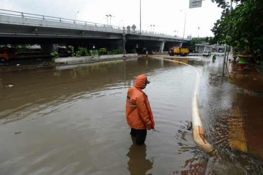 Dua pompa dari PU keringkan banjir di Grogol