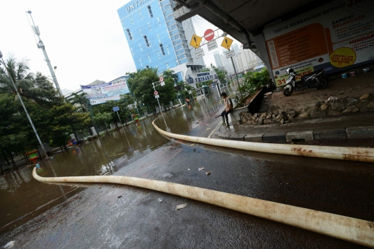 Dua pompa dari PU keringkan banjir di Grogol