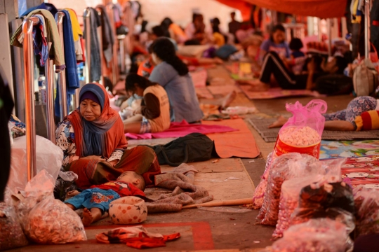 Korban banjir 'sulap' halte Transjakarta jadi pengungsian