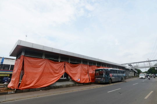 Korban banjir 'sulap' halte Transjakarta jadi pengungsian