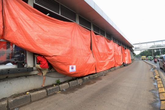 Korban banjir 'sulap' halte Transjakarta jadi pengungsian