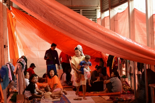 Korban banjir 'sulap' halte Transjakarta jadi pengungsian
