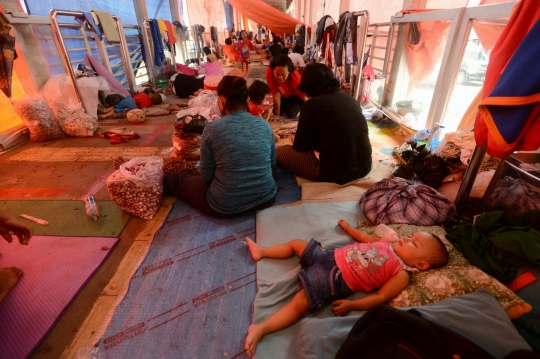 Korban banjir 'sulap' halte Transjakarta jadi pengungsian
