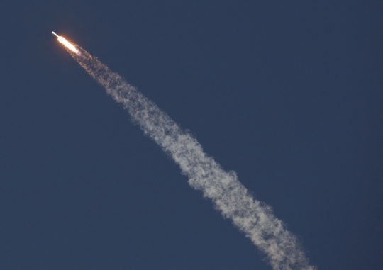 Pantau badai matahari, AS luncurkan Falcon 9 sejauh 1,6 juta Km