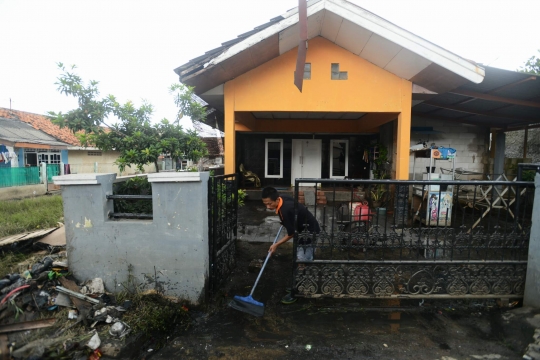 Banjir surut, warga Rawa Buaya mulai bersih-bersih rumah