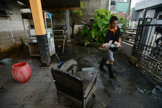 Banjir surut, warga Rawa Buaya mulai bersih-bersih rumah