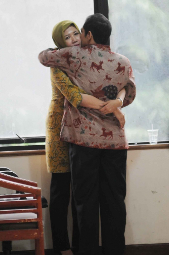 Jelang sidang tuntutan, Wali Kota Palembang & istri asyik bermesraan