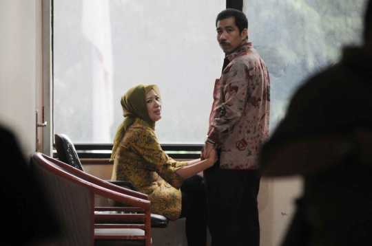 Jelang sidang tuntutan, Wali Kota Palembang & istri asyik bermesraan