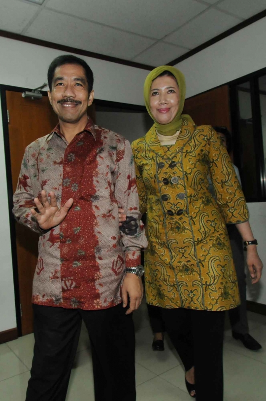 Jelang sidang tuntutan, Wali Kota Palembang & istri asyik bermesraan