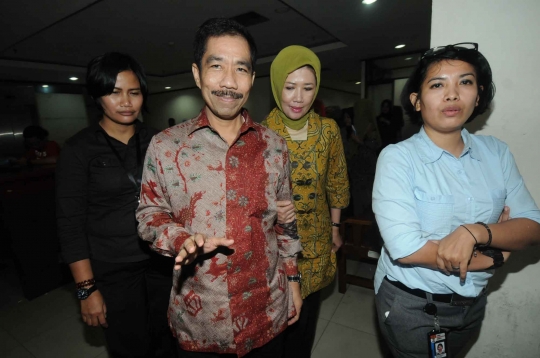 Jelang sidang tuntutan, Wali Kota Palembang & istri asyik bermesraan
