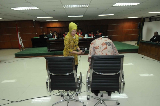 Jelang sidang tuntutan, Wali Kota Palembang & istri asyik bermesraan