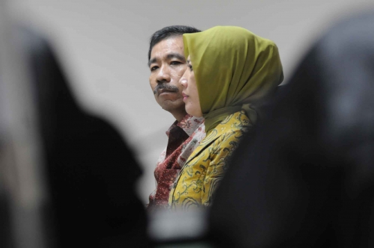 Jelang sidang tuntutan, Wali Kota Palembang & istri asyik bermesraan